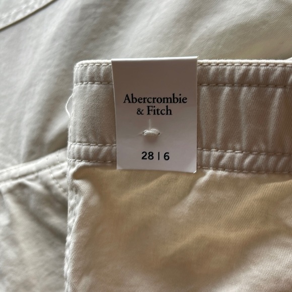 NEVER WORN TAGS ON Abercrombie Relaxed Cargo Pants, Color Khaki, size US 28 or 6 - Picture 2 of 5
